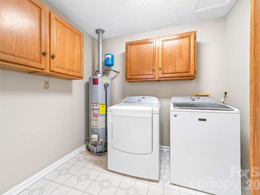 4723 Northaven Drive, Charlotte, NC 28206.  MLS# CAR4402019, YatesRealty ID 37103. Large laundry/utility room
