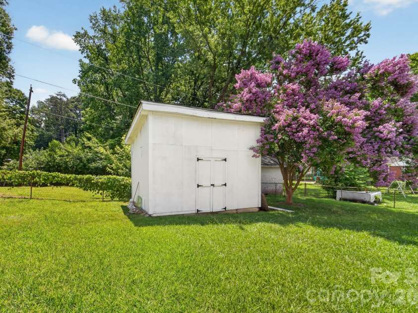 4723 Northaven Drive, Charlotte, NC 28206.  MLS# CAR4402019, YatesRealty ID 37103. Large storage building