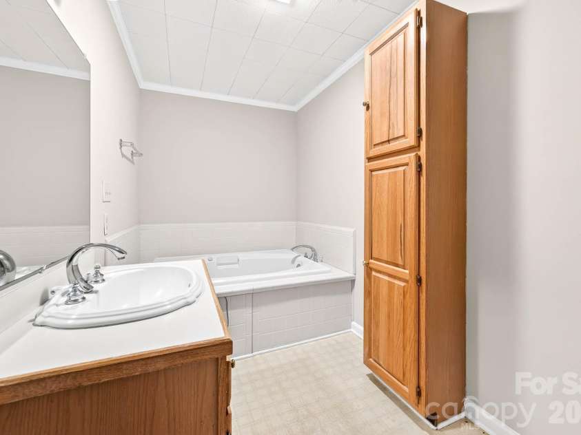 4723 Northaven Drive, Charlotte, NC 28206.  MLS# CAR4402019, YatesRealty ID 37103. Primary bathroom