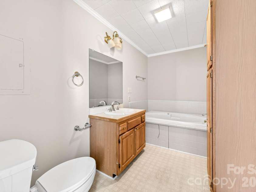 4723 Northaven Drive, Charlotte, NC 28206.  MLS# CAR4402019, YatesRealty ID 37103. Primary bathroom
