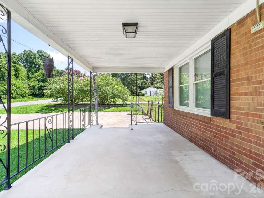 4723 Northaven Drive, Charlotte, NC 28206.  MLS# CAR4402019, YatesRealty ID 37103. Spacious, covered front porch