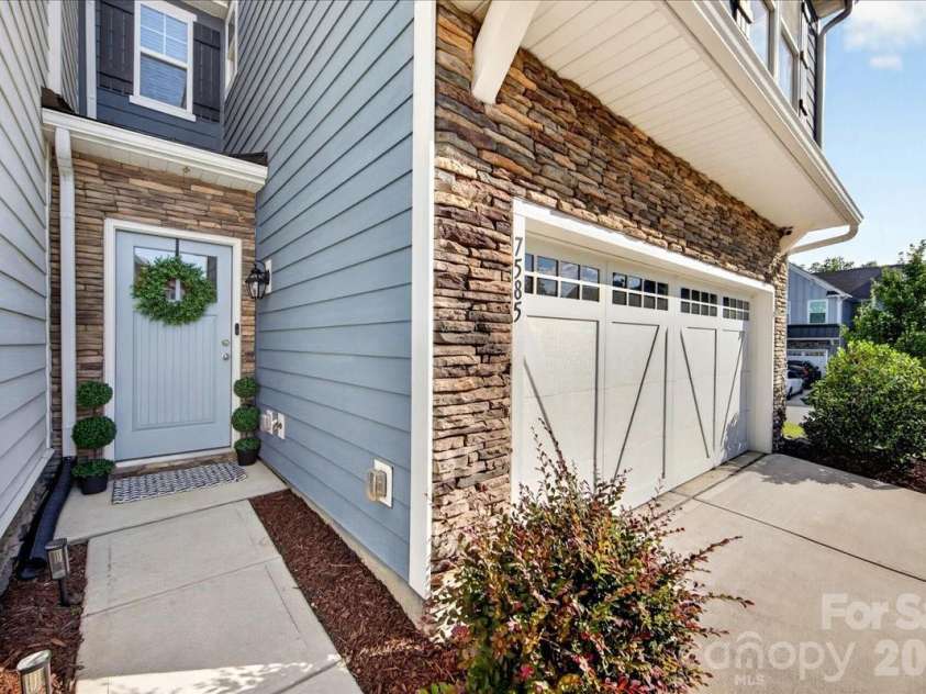 7585 Hartsfield Drive, Lancaster, SC 29720.  MLS# CAR4398685, YatesRealty ID 37108. Front Porch