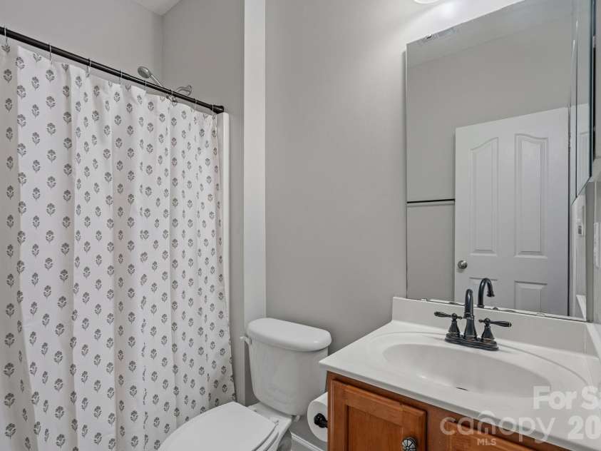 2305 Barrington Ridge Drive, Waxhaw, NC 28173.  MLS# CAR4394344, YatesRealty ID 37111. Main Level Full Bath