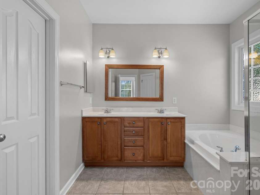 2305 Barrington Ridge Drive, Waxhaw, NC 28173.  MLS# CAR4394344, YatesRealty ID 37111. Primary Bath