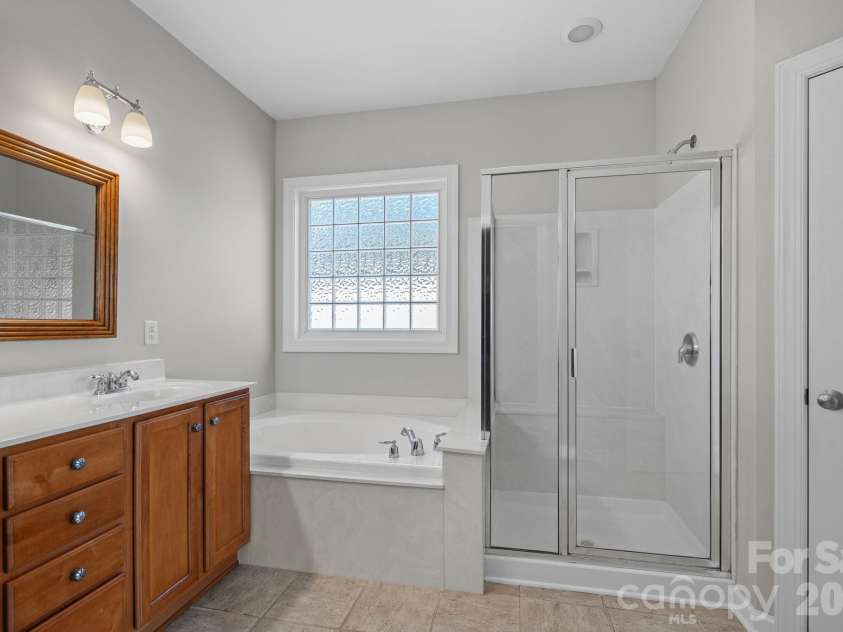 2305 Barrington Ridge Drive, Waxhaw, NC 28173.  MLS# CAR4394344, YatesRealty ID 37111. Primary Bath