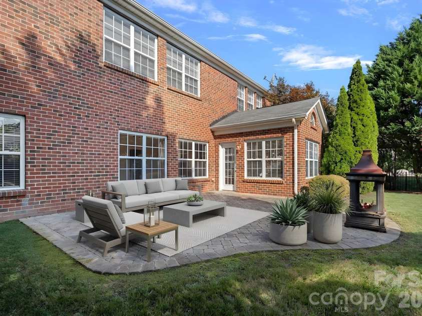 2305 Barrington Ridge Drive, Waxhaw, NC 28173.  MLS# CAR4394344, YatesRealty ID 37111. Virtually Staged