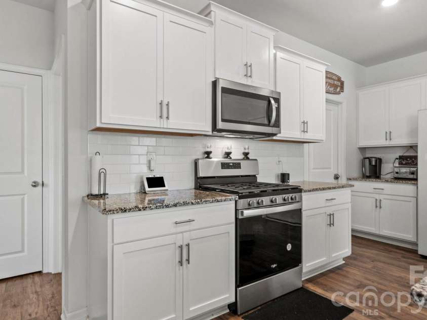 110 Meadow View Drive, Statesville, NC 28677.  MLS# CAR4401619, YatesRealty ID 37113. 