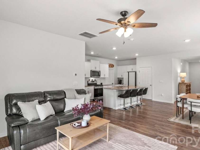 110 Meadow View Drive, Statesville, NC 28677.  MLS# CAR4401619, YatesRealty ID 37113. 