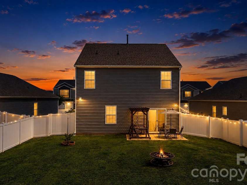 110 Meadow View Drive, Statesville, NC 28677.  MLS# CAR4401619, YatesRealty ID 37113. 