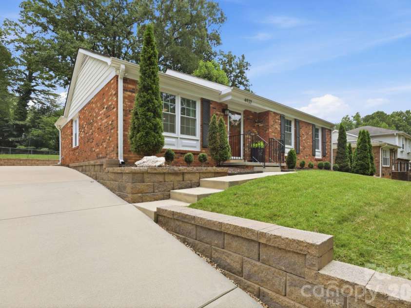 4927 Farm Pond Lane, Charlotte, NC 28212.  MLS# CAR4401282, YatesRealty ID 37114. 