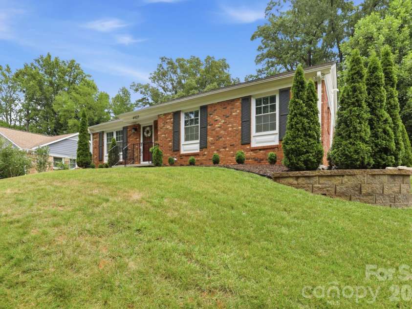 4927 Farm Pond Lane, Charlotte, NC 28212.  MLS# CAR4401282, YatesRealty ID 37114. 