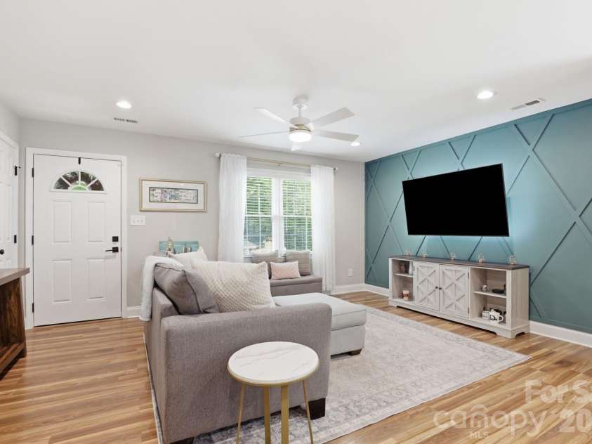 4927 Farm Pond Lane, Charlotte, NC 28212.  MLS# CAR4401282, YatesRealty ID 37114. 