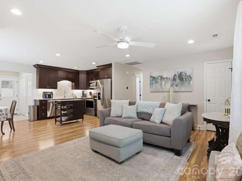 4927 Farm Pond Lane, Charlotte, NC 28212.  MLS# CAR4401282, YatesRealty ID 37114. 