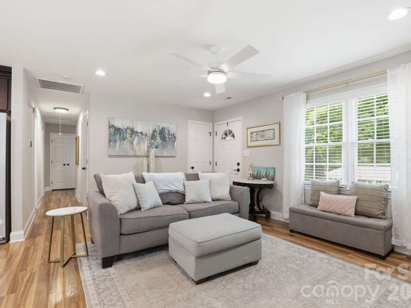 4927 Farm Pond Lane, Charlotte, NC 28212.  MLS# CAR4401282, YatesRealty ID 37114. 