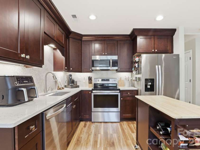 4927 Farm Pond Lane, Charlotte, NC 28212.  MLS# CAR4401282, YatesRealty ID 37114. 