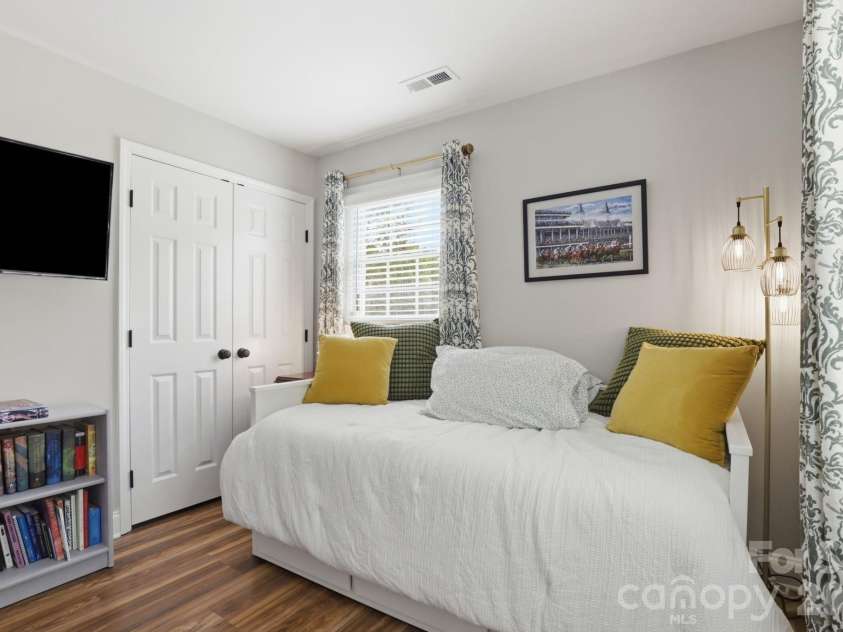 4927 Farm Pond Lane, Charlotte, NC 28212.  MLS# CAR4401282, YatesRealty ID 37114. 