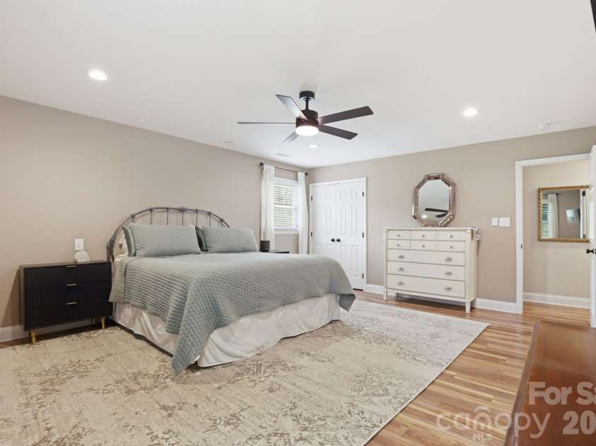 4927 Farm Pond Lane, Charlotte, NC 28212.  MLS# CAR4401282, YatesRealty ID 37114. 