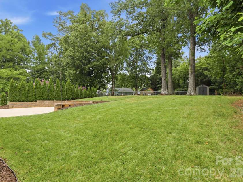 4927 Farm Pond Lane, Charlotte, NC 28212.  MLS# CAR4401282, YatesRealty ID 37114. 