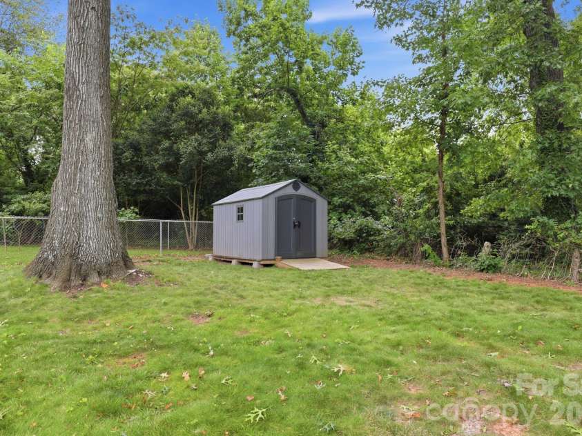 4927 Farm Pond Lane, Charlotte, NC 28212.  MLS# CAR4401282, YatesRealty ID 37114. 
