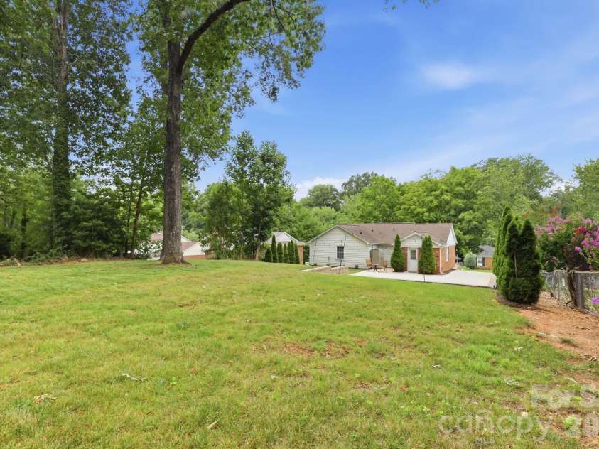 4927 Farm Pond Lane, Charlotte, NC 28212.  MLS# CAR4401282, YatesRealty ID 37114. 