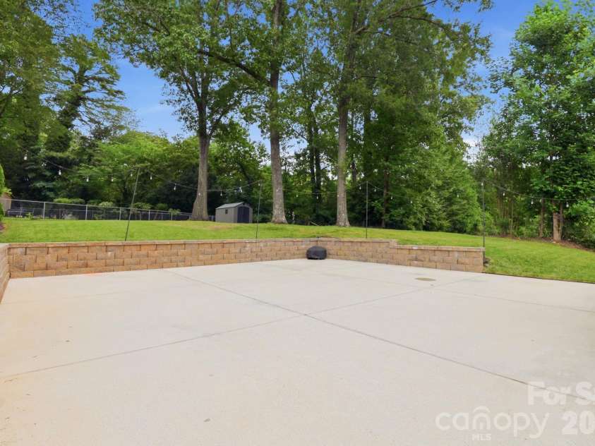 4927 Farm Pond Lane, Charlotte, NC 28212.  MLS# CAR4401282, YatesRealty ID 37114. 