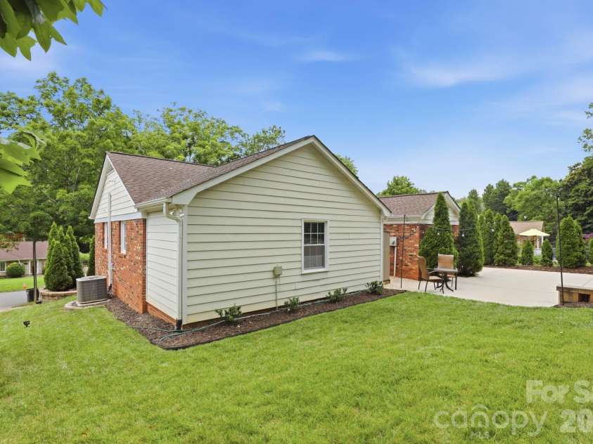 4927 Farm Pond Lane, Charlotte, NC 28212.  MLS# CAR4401282, YatesRealty ID 37114. Spacious, verdant backyard