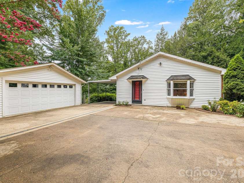 38 Westridge Drive, Asheville, NC 28803.  MLS# CAR4401968, YatesRealty ID 37116. 