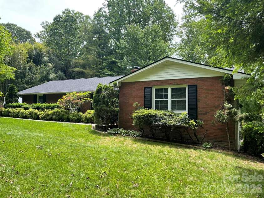38 Westridge Drive, Asheville, NC 28803.  MLS# CAR4401968, YatesRealty ID 37116. 