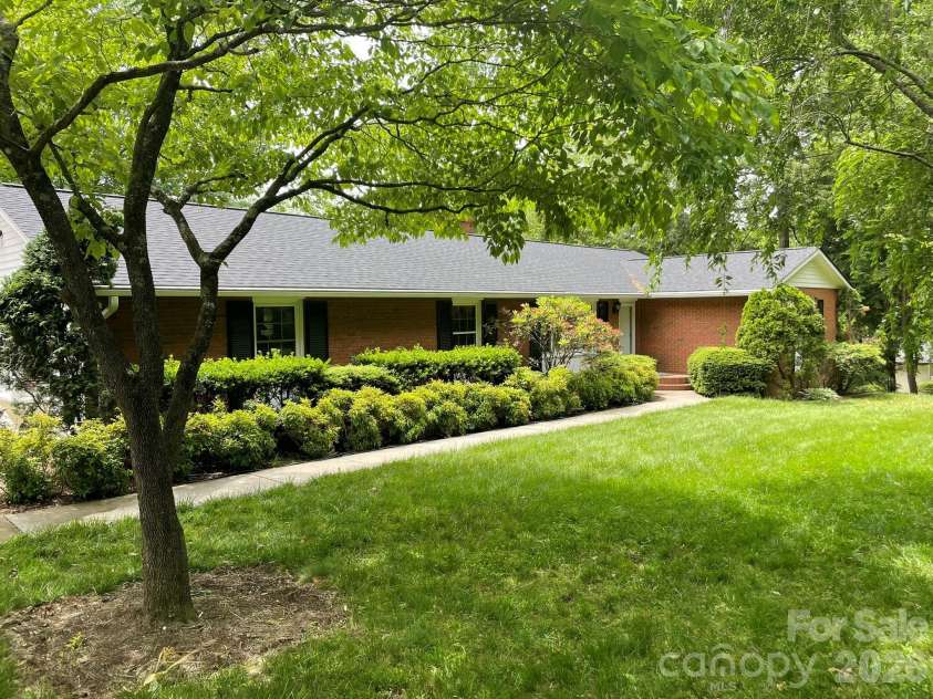 38 Westridge Drive, Asheville, NC 28803.  MLS# CAR4401968, YatesRealty ID 37116. 