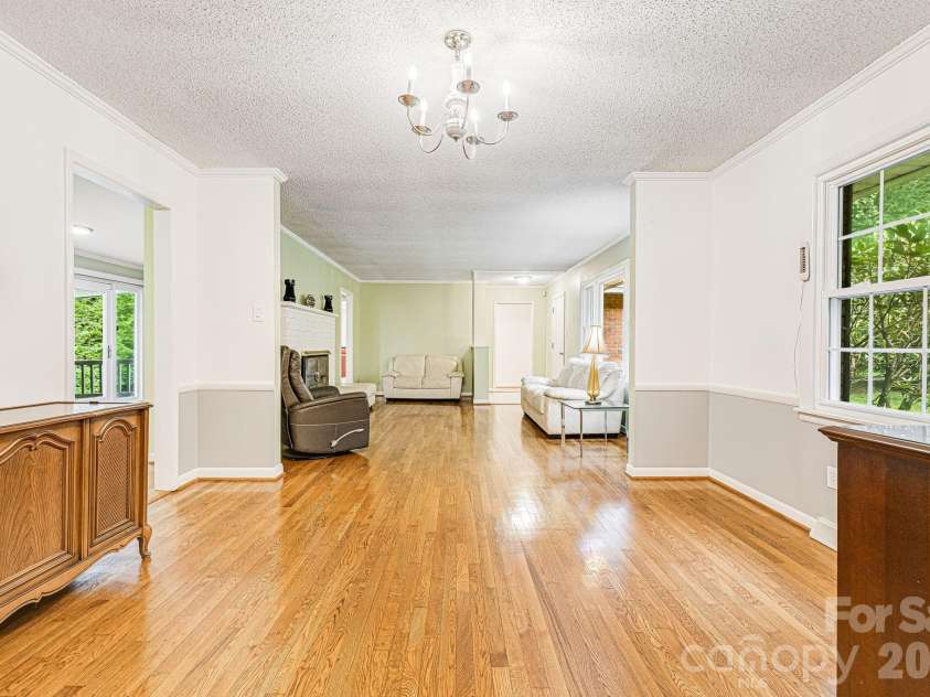 38 Westridge Drive, Asheville, NC 28803.  MLS# CAR4401968, YatesRealty ID 37116. Dining