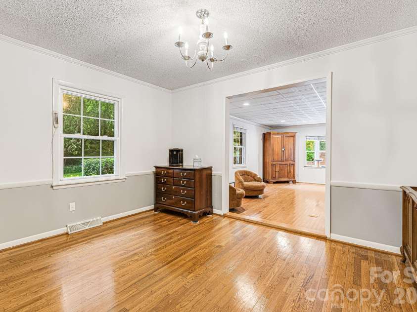 38 Westridge Drive, Asheville, NC 28803.  MLS# CAR4401968, YatesRealty ID 37116. Dining