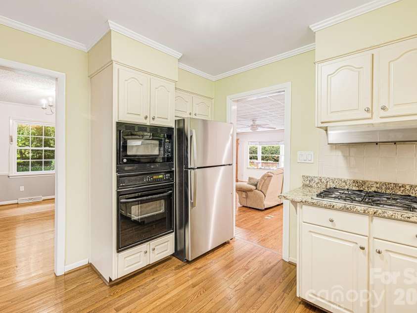 38 Westridge Drive, Asheville, NC 28803.  MLS# CAR4401968, YatesRealty ID 37116. Kitchen