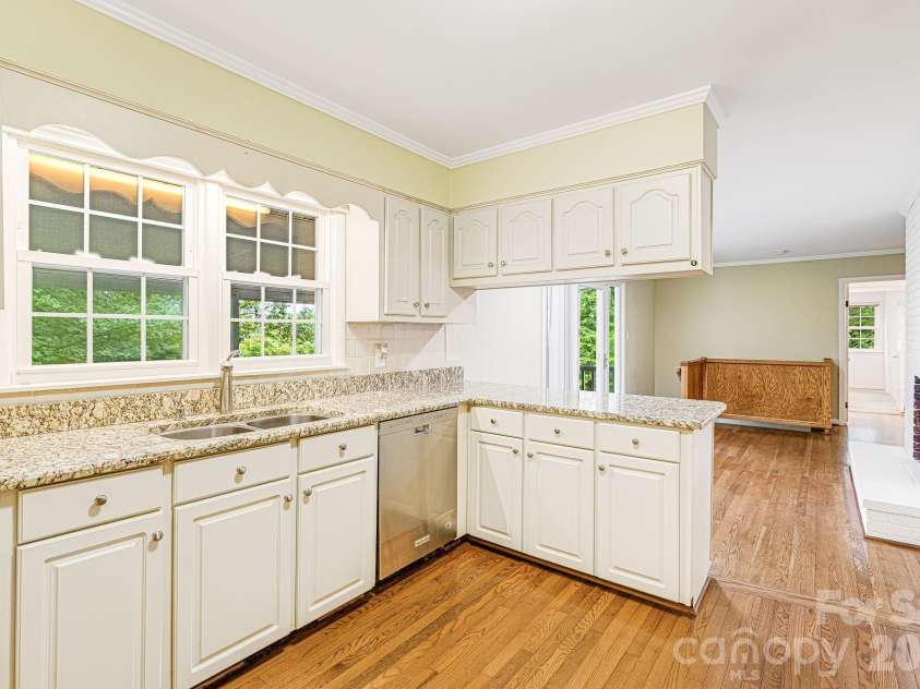 38 Westridge Drive, Asheville, NC 28803.  MLS# CAR4401968, YatesRealty ID 37116. Kitchen