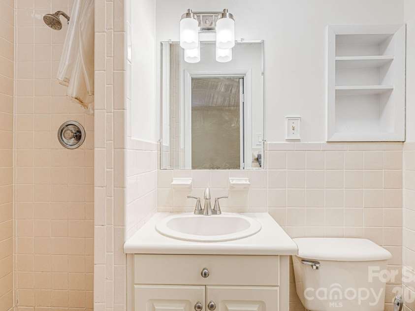 38 Westridge Drive, Asheville, NC 28803.  MLS# CAR4401968, YatesRealty ID 37116. Primary Bath