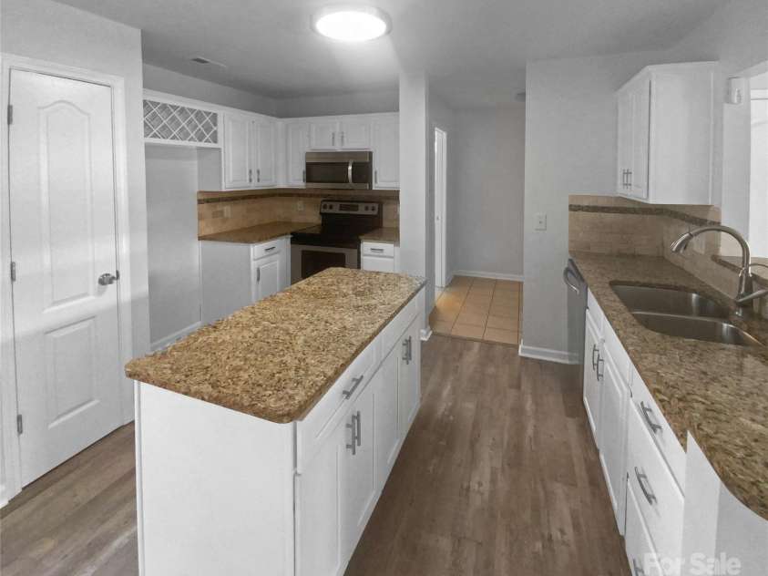 4438 Cochran Farm Lane, Charlotte, NC 28269.  MLS# CAR4206843, YatesRealty ID 3712. 