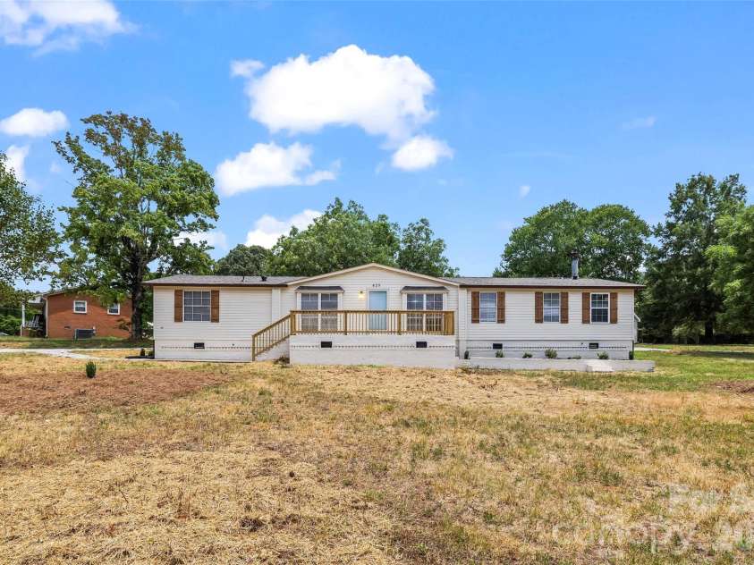 625 Lakeview Road, Salisbury, NC 28147.  MLS# CAR4401709, YatesRealty ID 37144. 