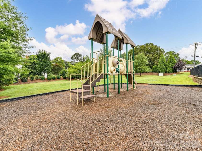 724 Larmore Avenue, Charlotte, NC 28216.  MLS# CAR4403712, YatesRealty ID 37147. 