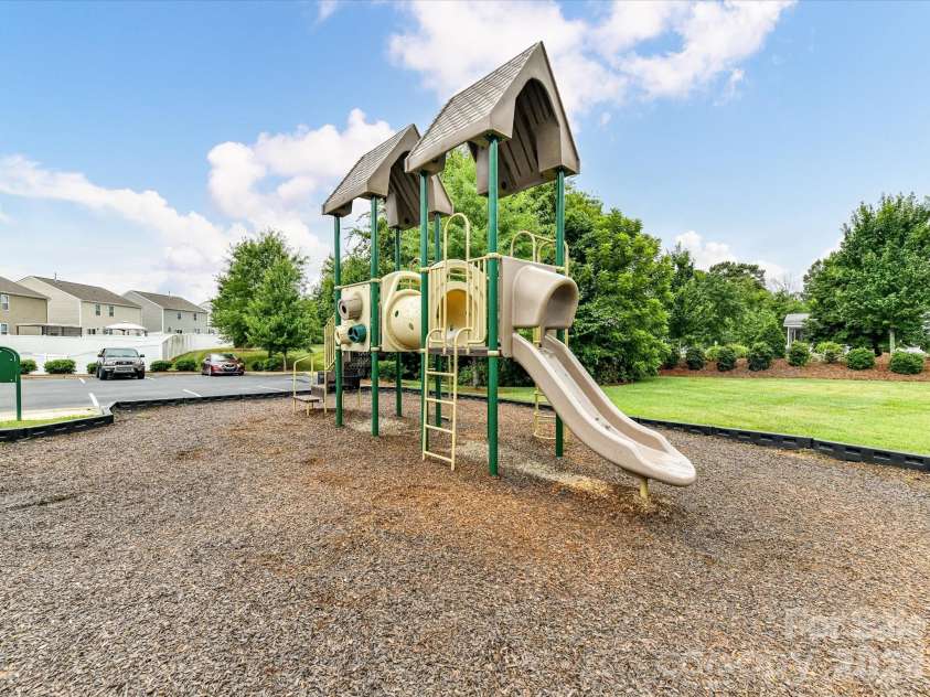 724 Larmore Avenue, Charlotte, NC 28216.  MLS# CAR4403712, YatesRealty ID 37147. 