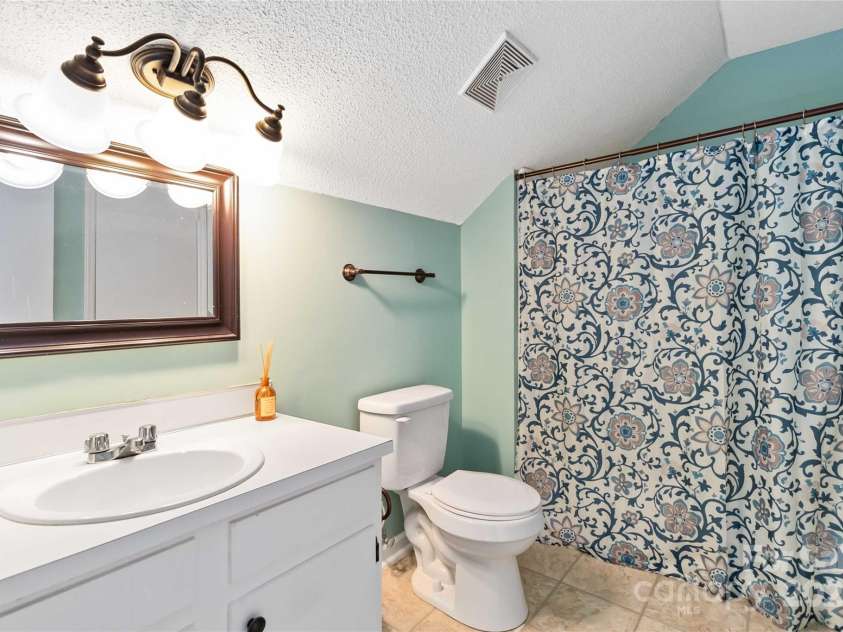 5012 Rolling Oak Lane, Charlotte, NC 28227.  MLS# CAR4235029, YatesRealty ID 3715. Upstairs bath