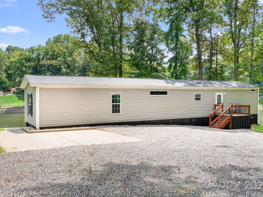 204 Lakeview Shores Loop, Mooresville, NC 28117.  MLS# CAR4297871, YatesRealty ID 37150. 