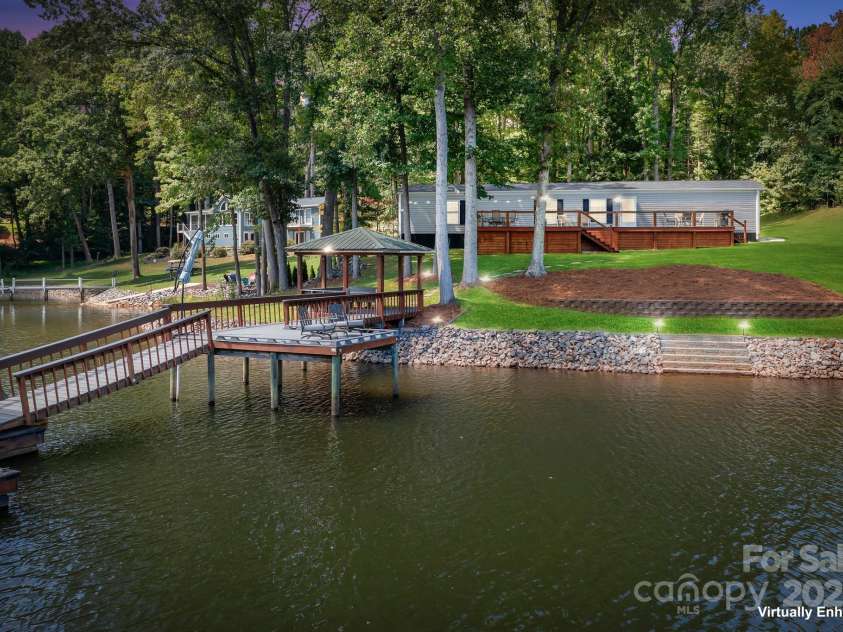 204 Lakeview Shores Loop, Mooresville, NC 28117.  MLS# CAR4297871, YatesRealty ID 37150. 