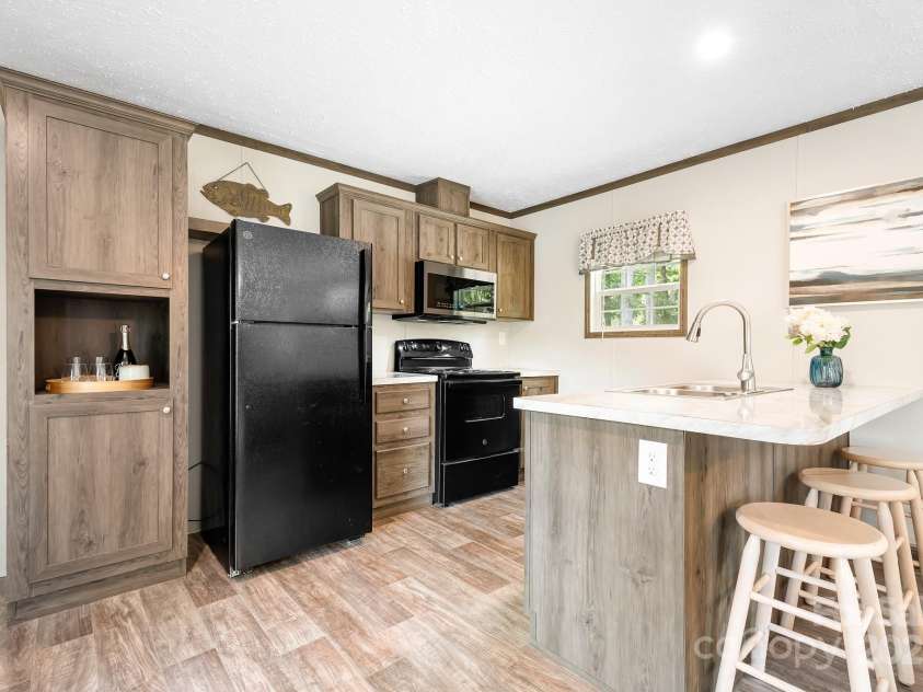 204 Lakeview Shores Loop, Mooresville, NC 28117.  MLS# CAR4297871, YatesRealty ID 37150. 