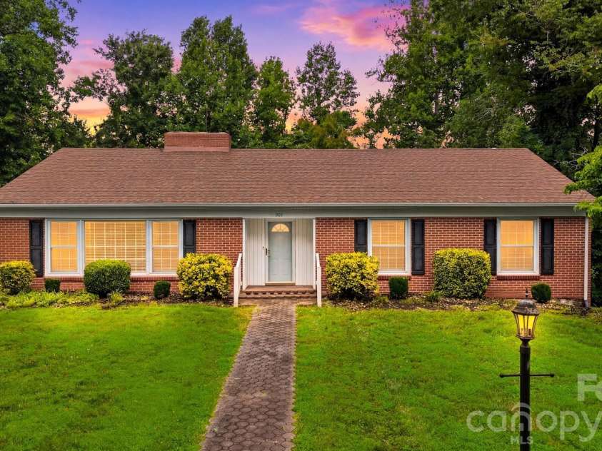 907 Vista Place, Lenoir, NC 28645.  MLS# CAR4403541, YatesRealty ID 37151. 