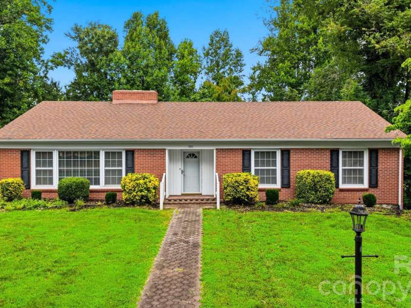 907 Vista Place, Lenoir, NC 28645.  MLS# CAR4403541, YatesRealty ID 37151. 