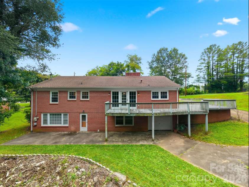 907 Vista Place, Lenoir, NC 28645.  MLS# CAR4403541, YatesRealty ID 37151. 