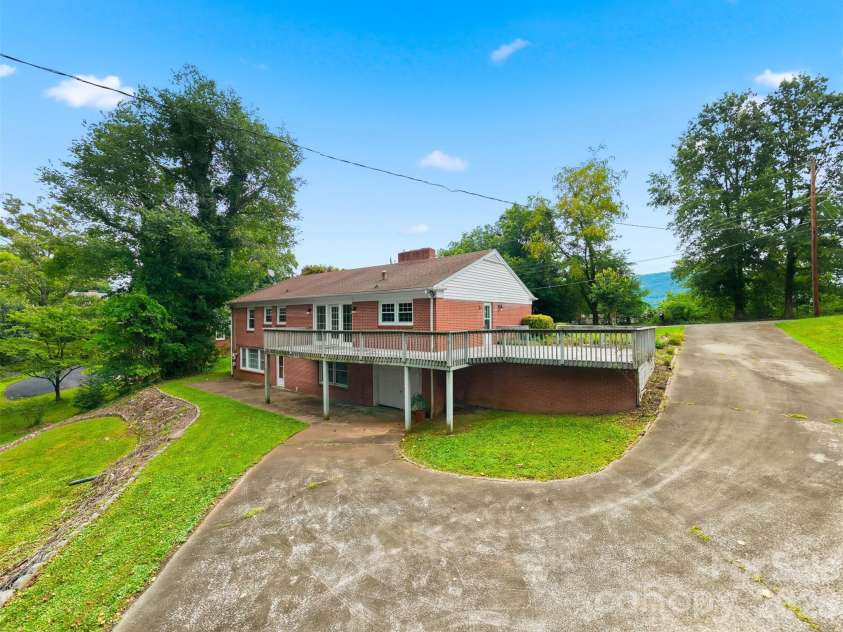 907 Vista Place, Lenoir, NC 28645.  MLS# CAR4403541, YatesRealty ID 37151. 