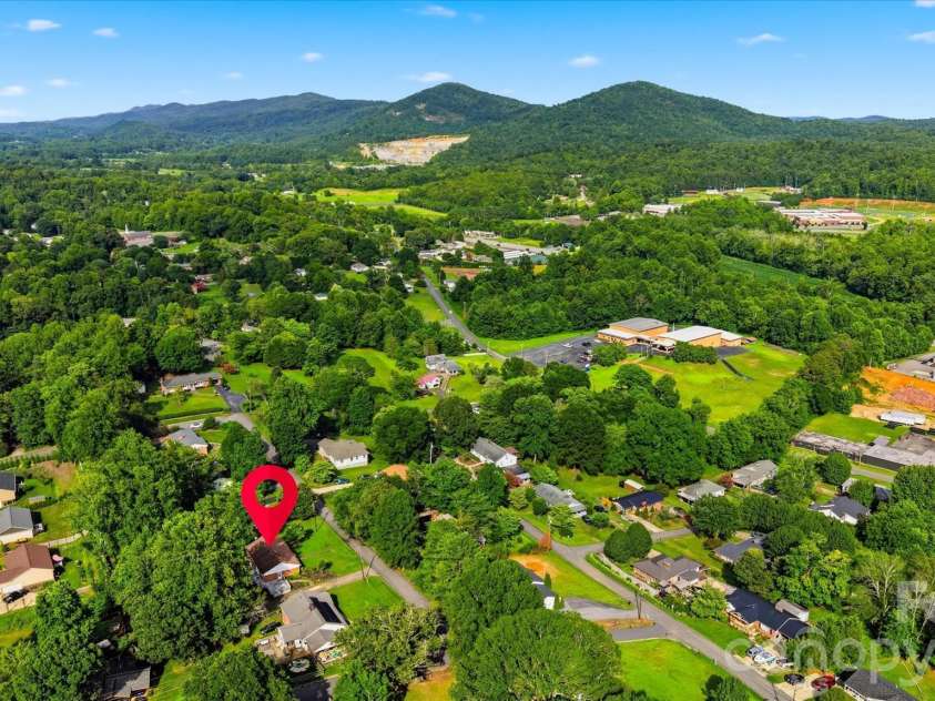 907 Vista Place, Lenoir, NC 28645.  MLS# CAR4403541, YatesRealty ID 37151. 