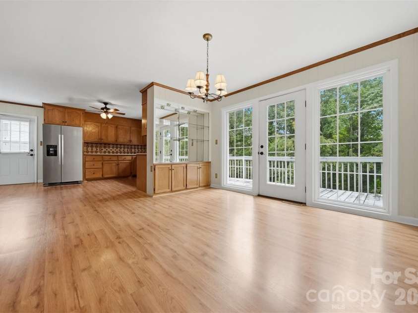 907 Vista Place, Lenoir, NC 28645.  MLS# CAR4403541, YatesRealty ID 37151. Breakfast/dining