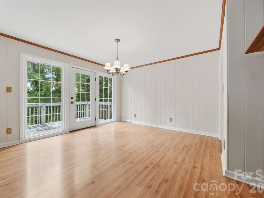 907 Vista Place, Lenoir, NC 28645.  MLS# CAR4403541, YatesRealty ID 37151. Breakfast/dining