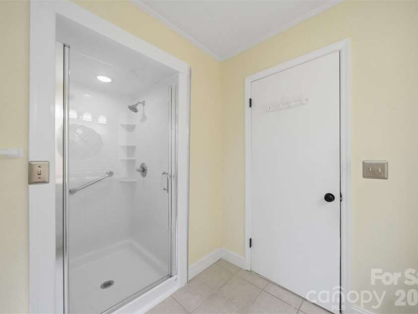 907 Vista Place, Lenoir, NC 28645.  MLS# CAR4403541, YatesRealty ID 37151. Full bath